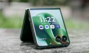 Great offer on Motorola Razr 60, premium foldable phone is available at the lowest price.