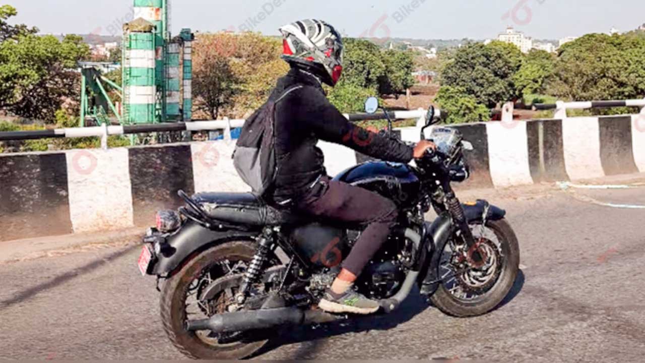 Sportier Triumph Bonneville 400 spied