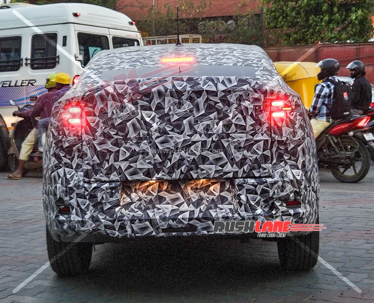 Fiat F2X fastback SUV spied