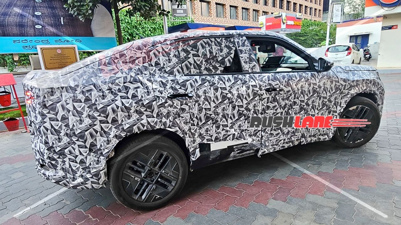 Fiat F2X fastback SUV spied