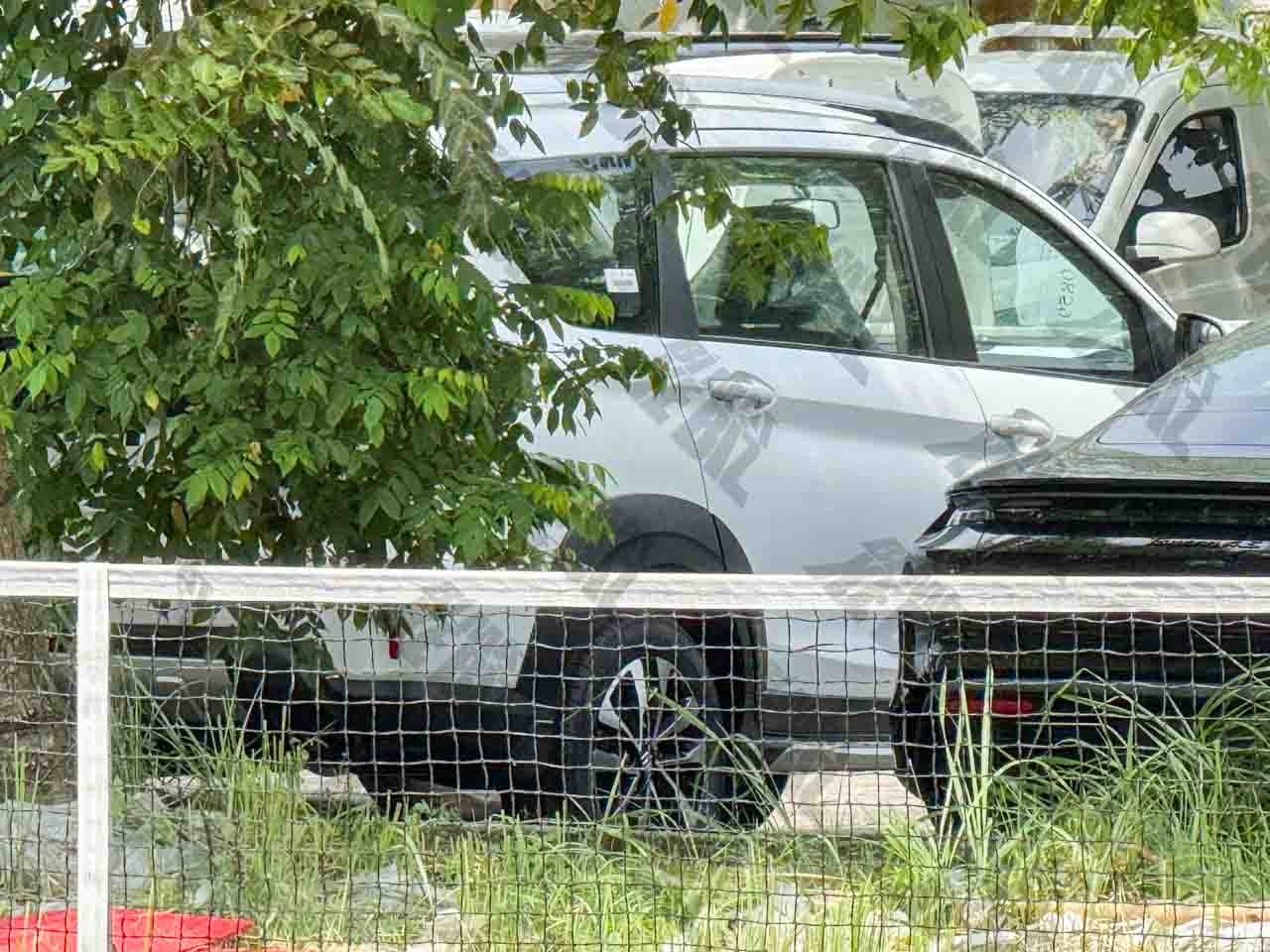 Suzuki XL7 facelift spied