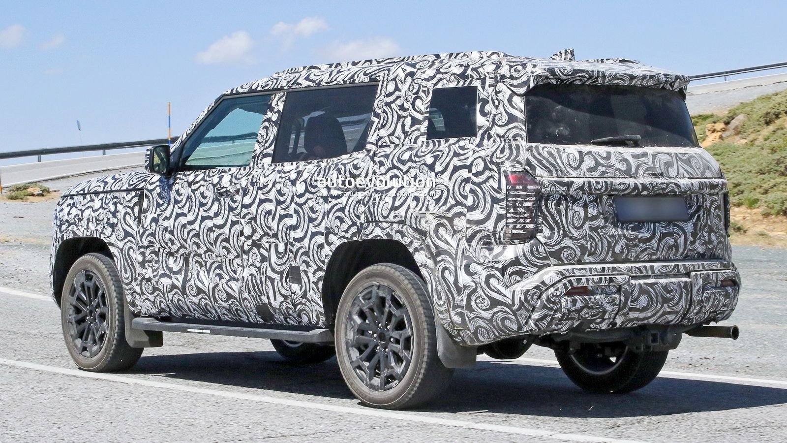 Next generation Mitsubishi Pajero spied