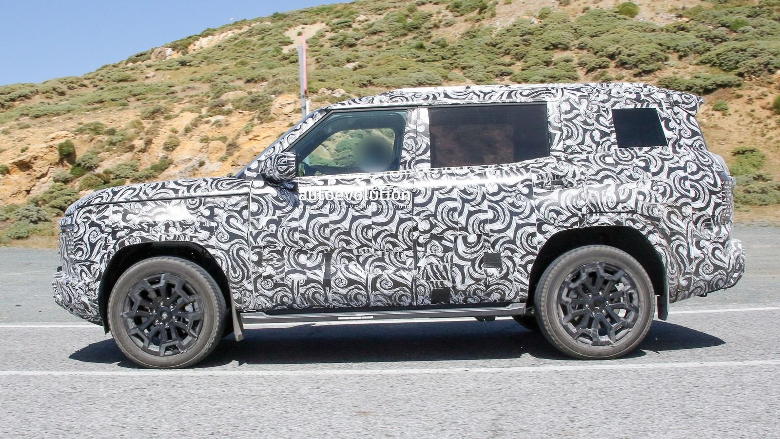 Next generation Mitsubishi Pajero spied