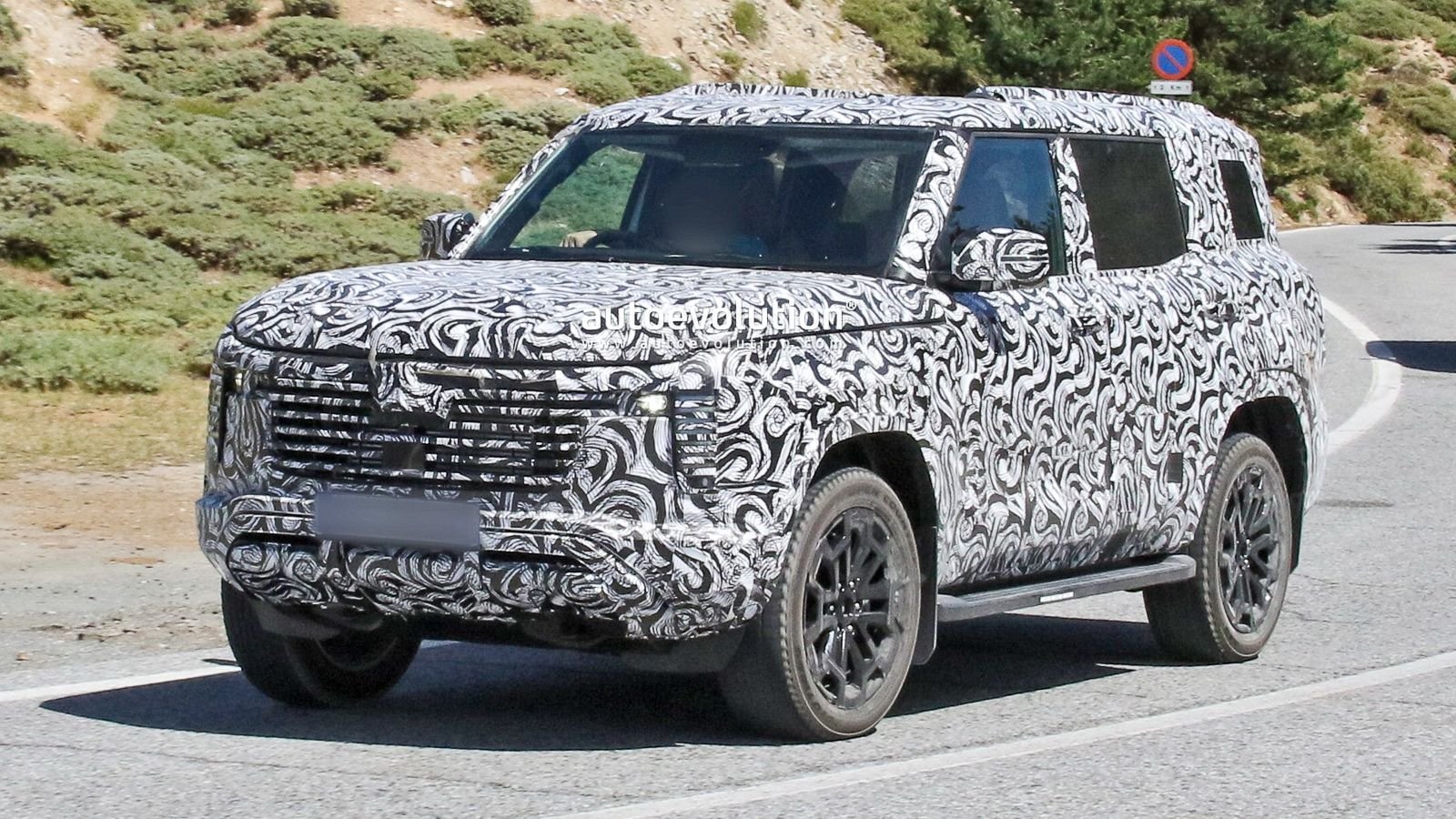 Next generation Mitsubishi Pajero spied