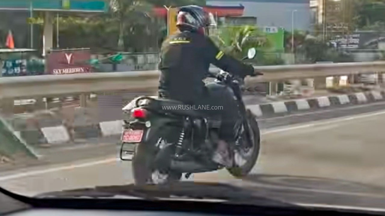 Triumph Bonneville 400 spied