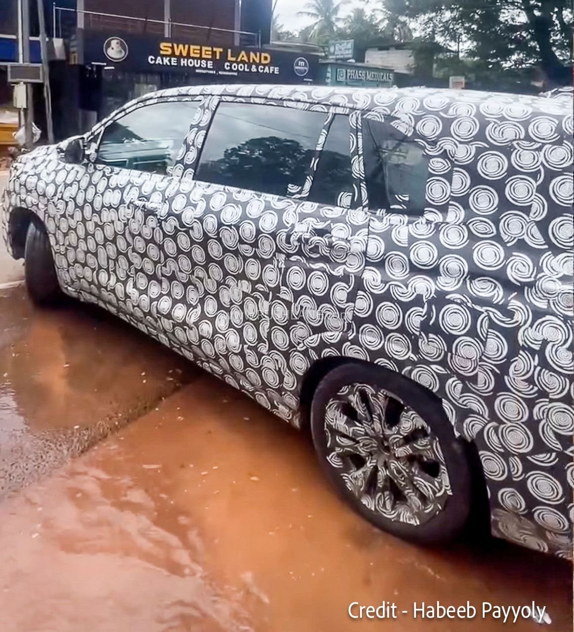 2027 Toyota Innova HighCross facelift spied